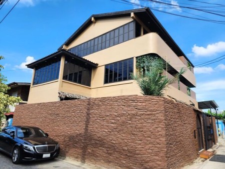 ขาย บ้าน ใกล้รถไฟฟ้าสายสีเหลือง บ้านพูลวิลล่าศรีนครินทร์ พูลวิลล่าสไตล์รีสอร์ทใกล้อ่อนนุช พูลวิลล่าสุดหรู3ชั้น พร้อมบาร์วิวเมือง180องศา